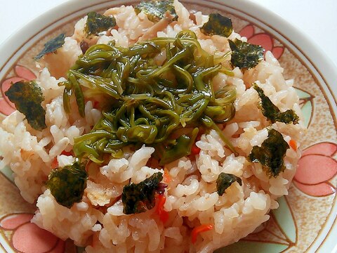 炊き込みご飯アレンジ☆めかぶと韓国海苔とラー油味